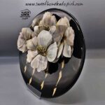 تصویر دیوارکوب بشقابی مدل گل درشت مشکی 1