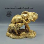 تصویر مجسمه فیل مادر و بچه طلایی