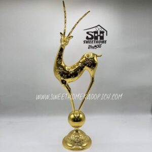 تصویر مجسمه فلزی زاماک مدل گوزن و گوی طلایی