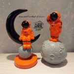 تصویر مجسمه فضانورد ماه سوار نارنجی