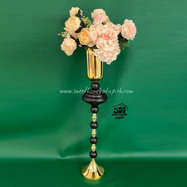 تصویر گلدان ایستاده کنارسالنی طلایی