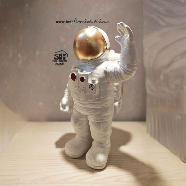 تصویر مجسمه فضانورد ایستاده سفید