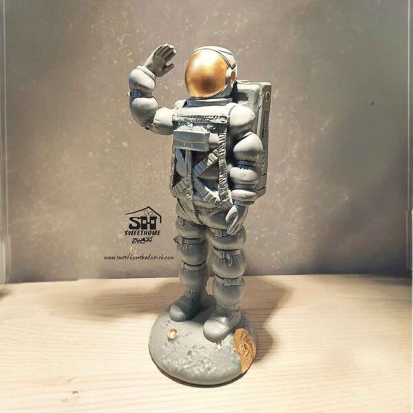تصویر مجسمه فضانورد سوسیسی طوسی