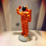 تصویر مجسمه فضانورد سوسیسی نارنجی