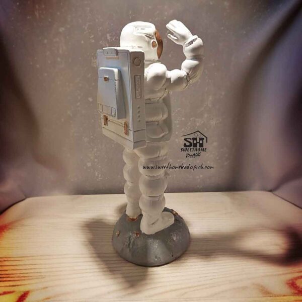 تصویر مجسمه فضانورد سوسیسی سفید 1