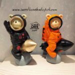 تنصویر مجسمه فضانورد موشک سوار نارنجی و مشکی