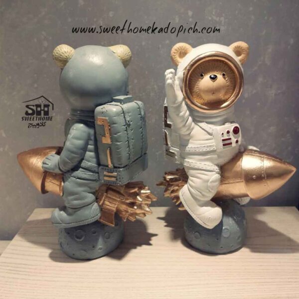تنصویر مجسمه فضانورد موشک سوار سفید و طوسی