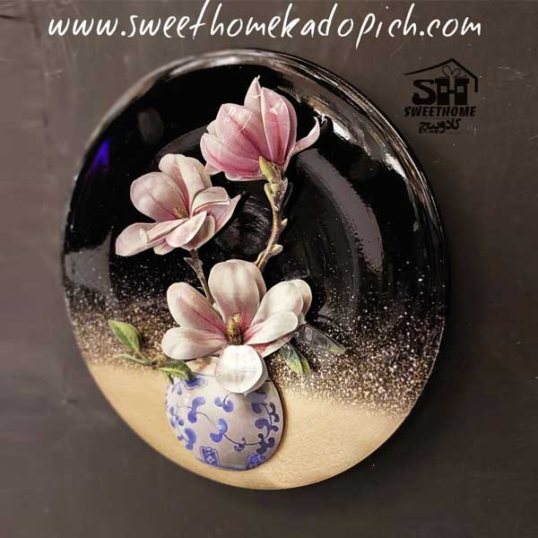 تصویر دیوارکوب بشقابی مدل گل و گلدان بنفش