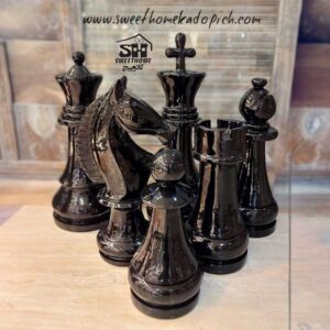 تصویر دکوری مهره های شطرنج کنارسالنی مشکی