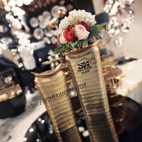 تصویر گلدان آلومینیومی رومیزی طلایی استوانه شیاردار