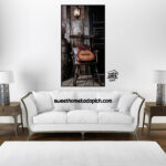 تصویر تابلو دیواری مدل شاین گیتار بر صندلی